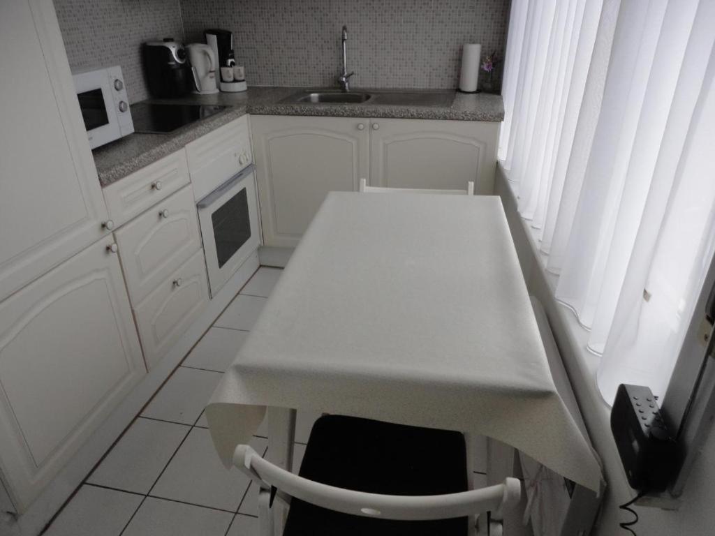 Nabij Station Op Begane Grond In Residentie Jane - Niet Goed Geld Terug Garantie - 10 Minuten Tot Centrum Brugge Appartement *